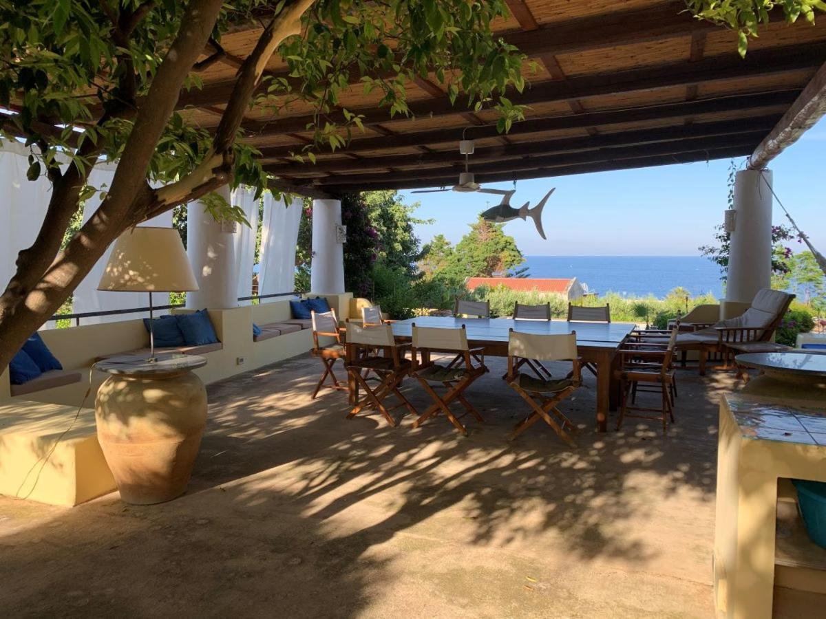 Villa Il Carrubo - elegante, con piscina e splendida vista sul mare Santa Marina Salina Esterno foto